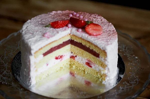 Ο σεφ ζαχαροπλαστικής Κόψτε το κέικ. Κέικ φράουλα γιαούρτι. Αποτελείται από παντεσπάνι βουτύρου, που καλύπτεται με βάση την κρέμα φράουλα γιαούρτι ζωντανά. Γέμιση: φρέσκες φράουλες και φράουλα κονφί. Εξωφρενικά — Φωτογραφία Αρχείου