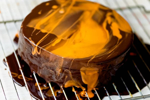 Pasta çikolatalı pralin, mousse kek mousse çikolatalı pralin. Kaba kesilmiş. Bu vanilyalı kek, çikolatalı Mus karanlıktan Belçika çikolata Barry fındık pralin bir tabaka ile oluşur. — Stok fotoğraf