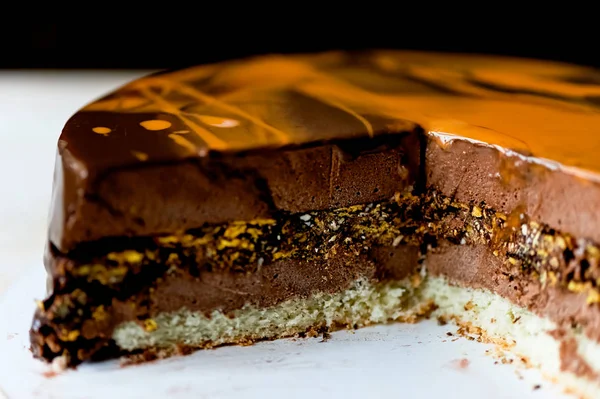 केक मूस चॉकलेट pralines, केक मूस चॉकलेट pralines .Cut मोटे तौर पर। इसमें वैनिला स्पंज केक होता है, हेज़ेलनट की एक परत के साथ डार्क बेल्जियम चॉकलेट बैरी चॉकलेट बैरी चॉकलेट . — स्टॉक फ़ोटो, इमेज