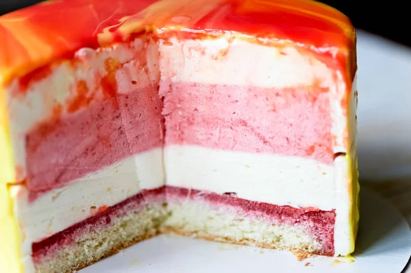 Muscovy kek çilek kremi ve Stroiteley. Köpükleri iki tür oluşur. İlk köpüğü beyaz Belçika çikolata ve krema, ikinci doğal çilek çilek püresi. Bu pasta