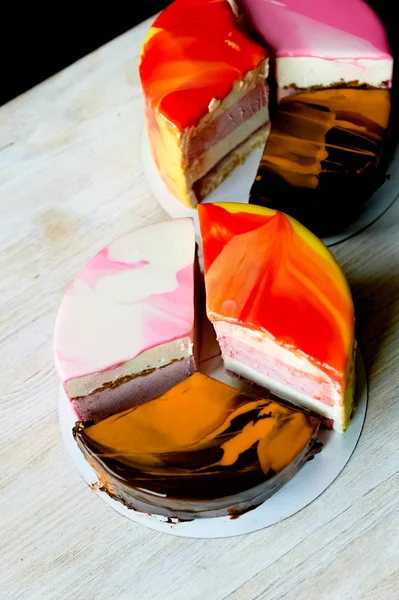 Burada üç böyle harika set mousse kek