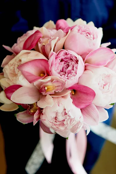 Casamento Buquê nupcial formas clássicas em tons rosa. Floricultura de casamento — Fotografia de Stock