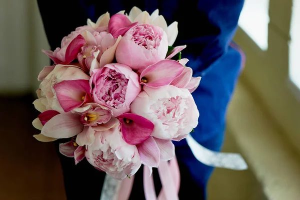 婚礼新娘花束中粉色调的经典形状。婚礼花艺 — 图库照片
