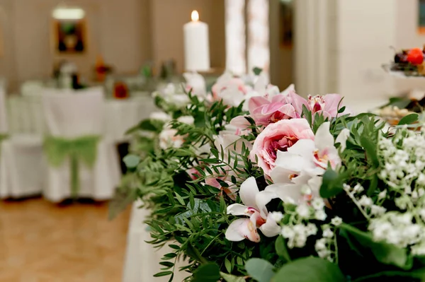 Wedding table decoration newlyweds. Songs on the table of flowers. The pink and white palette, rose, Orchid