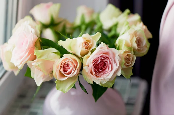 Букет розовых роз на подоконнике, в розовой вазе. атмосфера уюта — стоковое фото