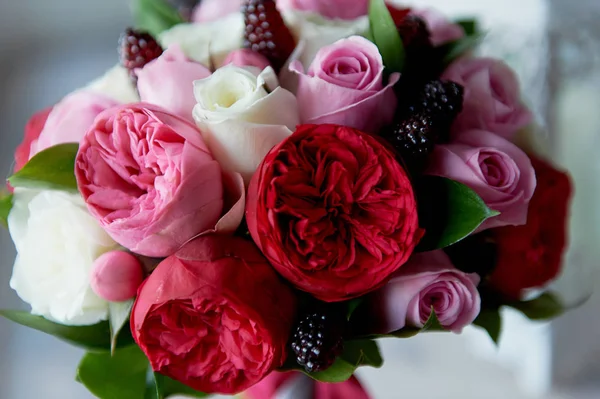 Mariage Bouquet de mariée en rouge, rose, blanc.Fleurs de mariage, articles de mariage et accessoires — Photo