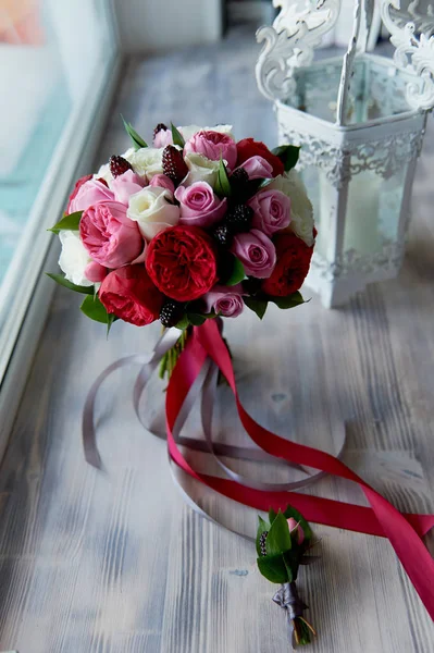 Свадебный букет невесты в красном, розовом, белом. — стоковое фото