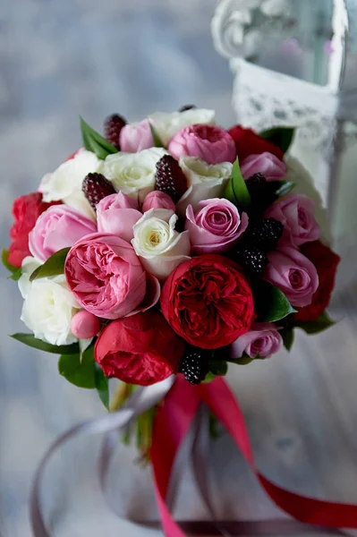 Buquê de casamento nupcial em vermelho, rosa, flores white.Wedding, itens de casamento e acessórios — Fotografia de Stock