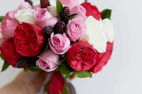 Buquê de casamento nupcial em vermelho, rosa, flores white.Wedding, itens de casamento e acessórios — Fotografia de Stock