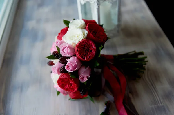 Pernikahan buket pengantin merah, merah muda, putih, bunga pernikahan, barang-barang pernikahan dan aksesoris — Stok Foto