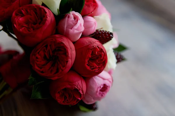 Buquê de casamento nupcial em vermelho, rosa, flores white.Wedding, itens de casamento e acessórios — Fotografia de Stock