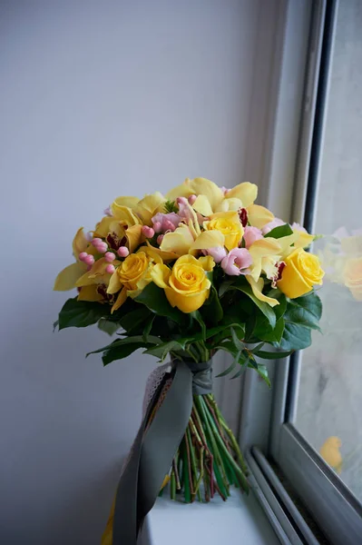Buquê amarelo fresco de rosas amarelas e berries.Bright rosa cores — Fotografia de Stock