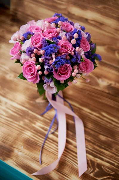 Houten achtergrond, bruiloft boeket in roze en paarse tinten. Mooie en delicate. — Stockfoto