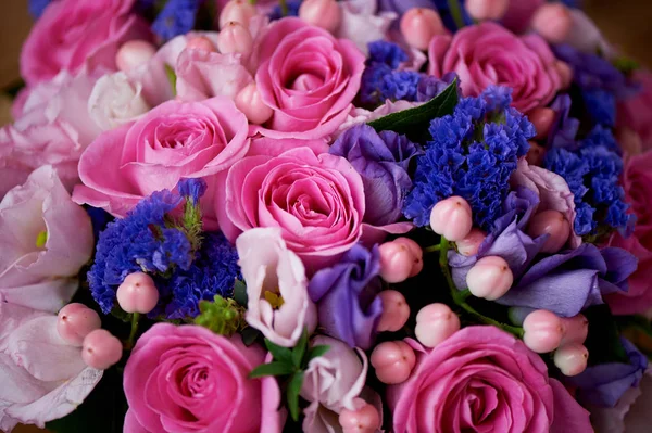 Düğün buket pembe ve mor tonlarında. Güzel ve narin. Doku