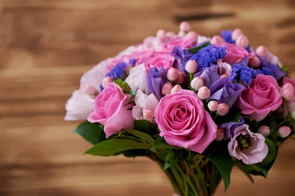 Fundo de madeira, Buquê de casamento em tons rosa e roxo. Bonito e delicado . — Fotografia de Stock