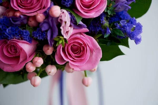 Bouquet de mariage dans les tons rose et violet. Belle et délicate . — Photo