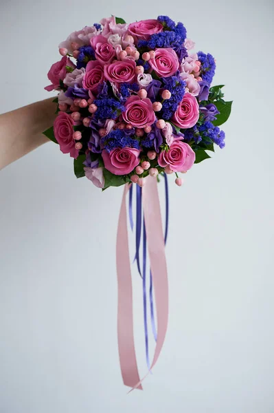 Vista geral Buquê de casamento em tons rosa e roxo. Bonito e delicado . — Fotografia de Stock