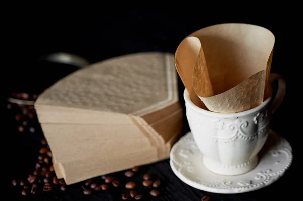 Una pila de filtros de café de papel Kraft, y taza blanca .Macro —  Fotos de Stock