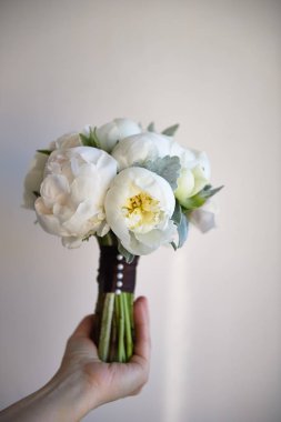 Düğün buket beyaz peonies ve ranunculuses. Floristik düğün