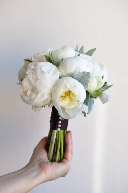 Düğün buket beyaz peonies ve ranunculuses. Floristik düğün
