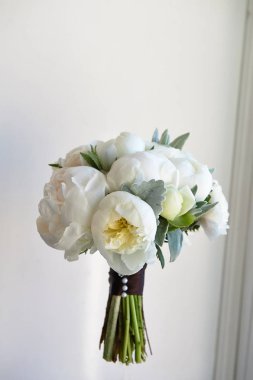 Düğün buket beyaz peonies ve ranunculuses. Floristik düğün