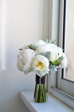 Düğün buket beyaz peonies ve ranunculuses. Floristik düğün