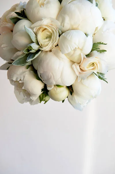 Buquê de casamento de peônias brancas e ranúnculos. Floricultura de casamento — Fotografia de Stock
