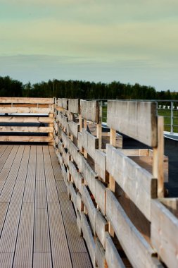 Zemin kaplaması ve gökyüzü, orman ve alanında karşı bir düz çatı çit