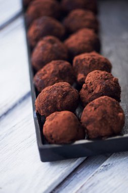Çok lezzetli yuvarlak çikolata truffles. Mutfak sanat eseri