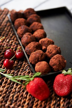 Çok lezzetli yuvarlak çikolata truffles. Mutfak sanat eseri