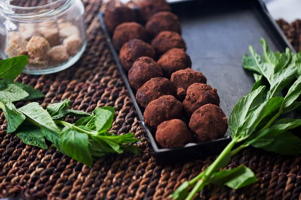 Çok lezzetli yuvarlak çikolata truffles. Mutfak sanat eseri