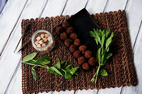 Çok lezzetli yuvarlak çikolata truffles. Mutfak sanat eseri