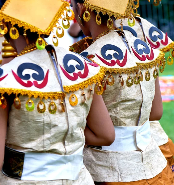 4 Aug 2-17, Moscú, Festival de Indonesia: Traje nacional indonesio, manos en pulseras de oro. Colores brillantes — Foto de Stock