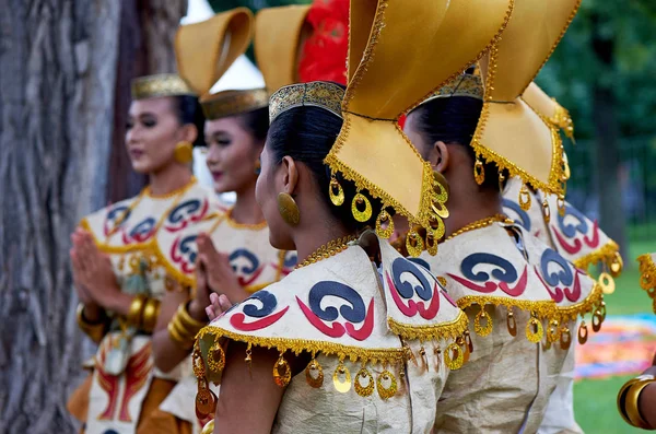 4 Aug 2-17, Moscú, Festival de Indonesia: Traje nacional indonesio, manos en pulseras de oro. Colores brillantes — Foto de Stock