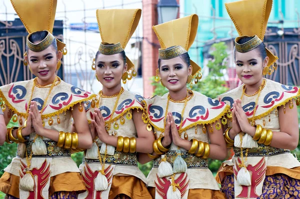 4 Aug 2-17, Moscow, Festival of Indonesia:Indonesian national costume,hands in gold bracelets. Bright colors — Stock Photo, Image