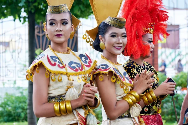 4 Aug 2-17, Moscow, Festival of Indonesia:Indonesian national costume,hands in gold bracelets. Bright colors — Stock Photo, Image