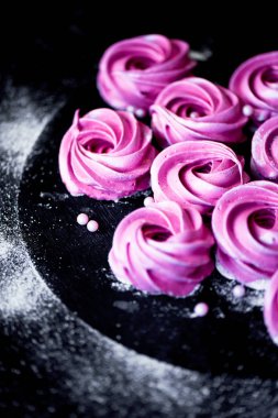 Karanlık bir yüzey üzerinde birçok mor hatmi. Zıt bir resim. Mutfak sanat eseri