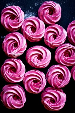 Karanlık bir yüzey üzerinde birçok mor hatmi. Zıt bir resim. Mutfak sanat eseri