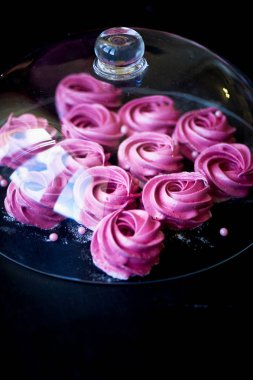 Karanlık bir yüzey üzerinde birçok mor hatmi. Zıt bir resim. Mutfak sanat eseri. Altında cam kaplama