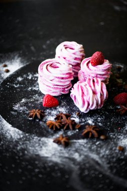 Karanlık bir yüzey üzerinde birçok mor hatmi. Zıt bir resim. Mutfak sanat eseri