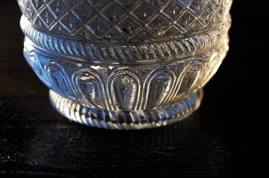 Texure kalın desenli cam sürahi. Siyah bir arka plan üzerinde. Kapat