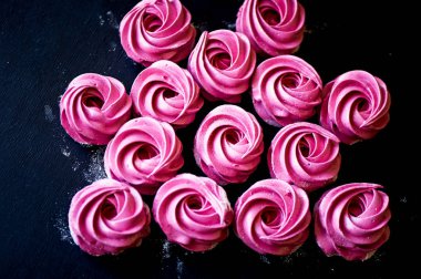 Karanlık bir yüzey üzerinde birçok mor hatmi. Zıt bir resim. Mutfak sanat eseri