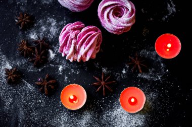 Karanlık bir yüzey üzerinde birçok mor hatmi. Zıt bir resim. Mutfak sanat eseri