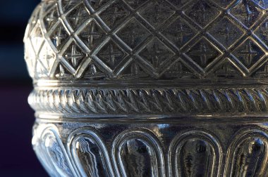 Texure kalın desenli cam sürahi. Siyah bir arka plan üzerinde. Kapat