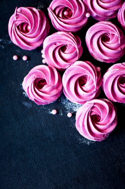 Karanlık bir yüzey üzerinde birçok mor hatmi. Zıt bir resim. Mutfak sanat eseri