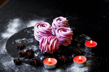 Karanlık bir yüzey üzerinde birçok mor hatmi. Zıt bir resim. Mutfak sanat eseri