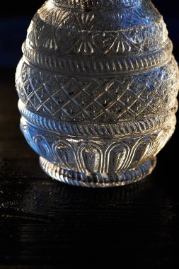 Texure kalın desenli cam sürahi. Siyah bir arka plan üzerinde. Kapat