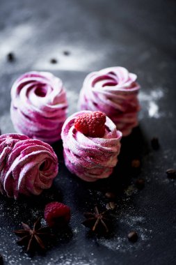 Karanlık bir yüzey üzerinde birçok mor hatmi. Zıt bir resim. Mutfak sanat eseri