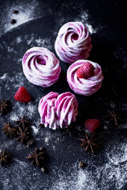 Karanlık bir yüzey üzerinde birçok mor hatmi. Zıt bir resim. Mutfak sanat eseri