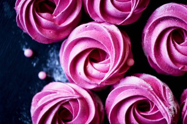 Karanlık bir yüzey üzerinde birçok mor hatmi. Zıt bir resim. Mutfak sanat eseri